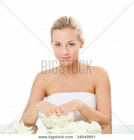 bella bionda holding hands in ebollizione