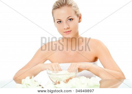 bella bionda holding hands in ebollizione