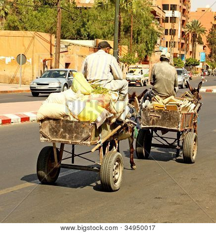 Egy arab férfi vezetés egy szamár