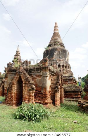 Stupa y hierba