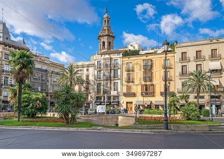 Valencia, Spain - November 3, 2019: Plaza De La Reina And The Eighteenth Century Baroque Belfry Of T