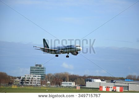 Amsterdam, The Netherlands, April 11, 2015: Ei-dsd Alitalia Airbus A320-200   Approaching Runway 09-