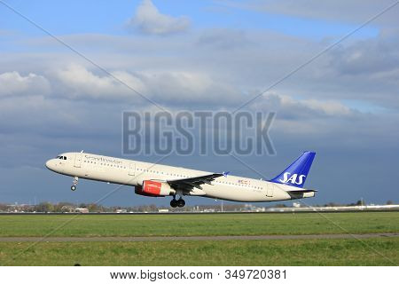 Amsterdam The Netherlands - April 7th, 2017: Oy-kbl Sas Scandinavian Airlines Airbus A321 Takeoff Fr