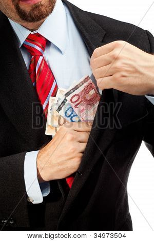 Homme d'affaires, mettre de l'argent dans sa poche.