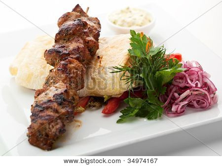 고기 접시-절인된 양파, 준비한 야채, 붉은 매운 소스와 구운된 고기를 뜨거운