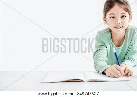 Beautiful  Little Girl Drawing And Do Homework On The Flloor
