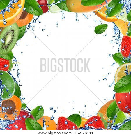 Fond de fruits sains avec des projections d'eau