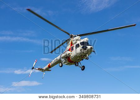Arlamow, Poland - May, 2019: Landing Of Military Helicopter Kaniya (mi-8, Kitty Hawk) Of The Polish 