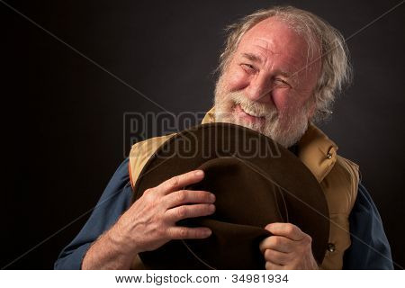 Amable hombre senior sonriente con su sombrero