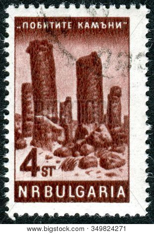 Bulgaria - Circa 1964: A Stamp Printed In Bulgaria, Depicted A Desert-like Rock Phenomenon Pobiti Ka