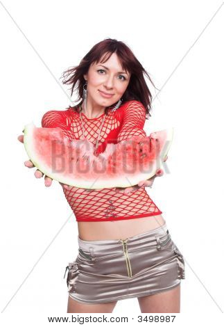 La ragazza offre un melone