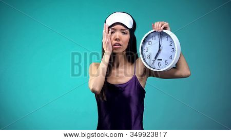 Sleepy Woman Cant Wake Up At 7 Oclock, Bad Sleep Conditions, Biological Rhythm