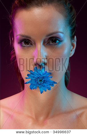 Bella donna con fiore In bocca