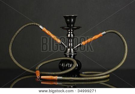 검은 바탕에 절연 물 담 뱃 대