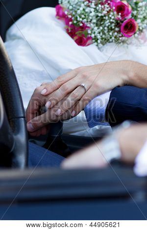 Mani degli sposi In Cabrio