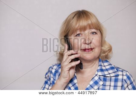 Portrét starší žena volá po telefonu