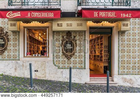 Lisbon, Portugal - 12 28 2018: Facade Of A Traditional Small Grocery Stor With Typical Portuguese Ti