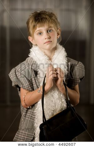 Krásná mladá dívka v šatech Dressup
