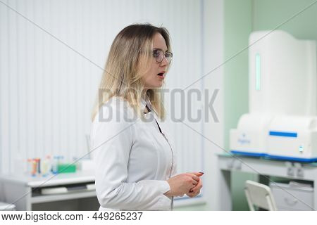 Nizhny Novgorod, Russia, Gagarin Avenue 23 , Lobachevsky University, 01.29.2022. A Young Girl, A Sci