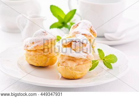 Bigne stuffed with pastry cream