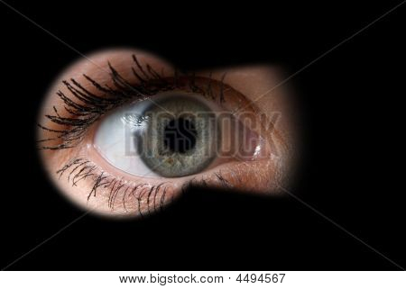 かぎ穴からのぞく