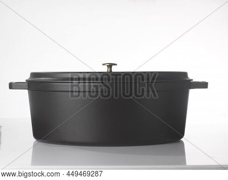 A Large Black Casserole Dish That Is Environmentally Friendly And Easy To Use In The Kitchen, Safe F
