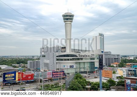 Nakhon Ratchasima, Thailand - 15 August 2020, The Environment Of The Building Of Terminal 21 Departm