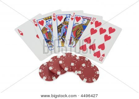 Royal Flush hjerter og Chips isoleret på hvid