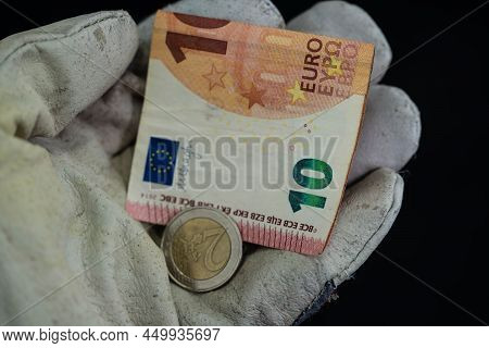 In Germany The Minimum Wage (translation = Mindestlohn) Ascends In Steps Up To 12,00 Euro Until Okto