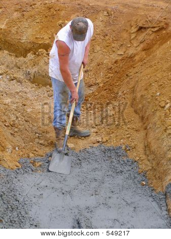 Dělník lopaty cementu