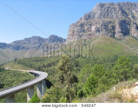 Ponte que leva à passagem de montanha