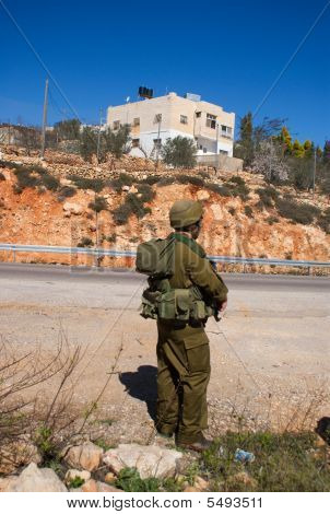 Izraelské vojáky hlídky v palestinské vesnice