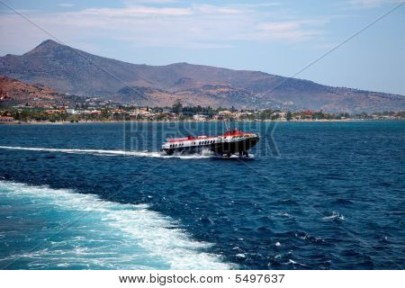 Ferry de alta velocidad en el mar Egeo ver