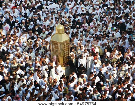 Ibrahim pilgrims authorities gather around the Kaaba in Kaaba
