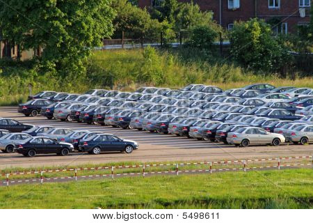 Parkplatz mit viele Autos