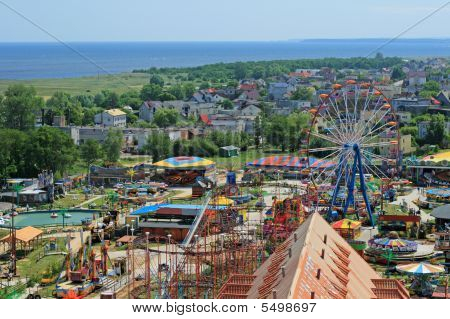 Luftansicht auf den Vergnügungspark und das Meer in Wladyslawowo, Polen