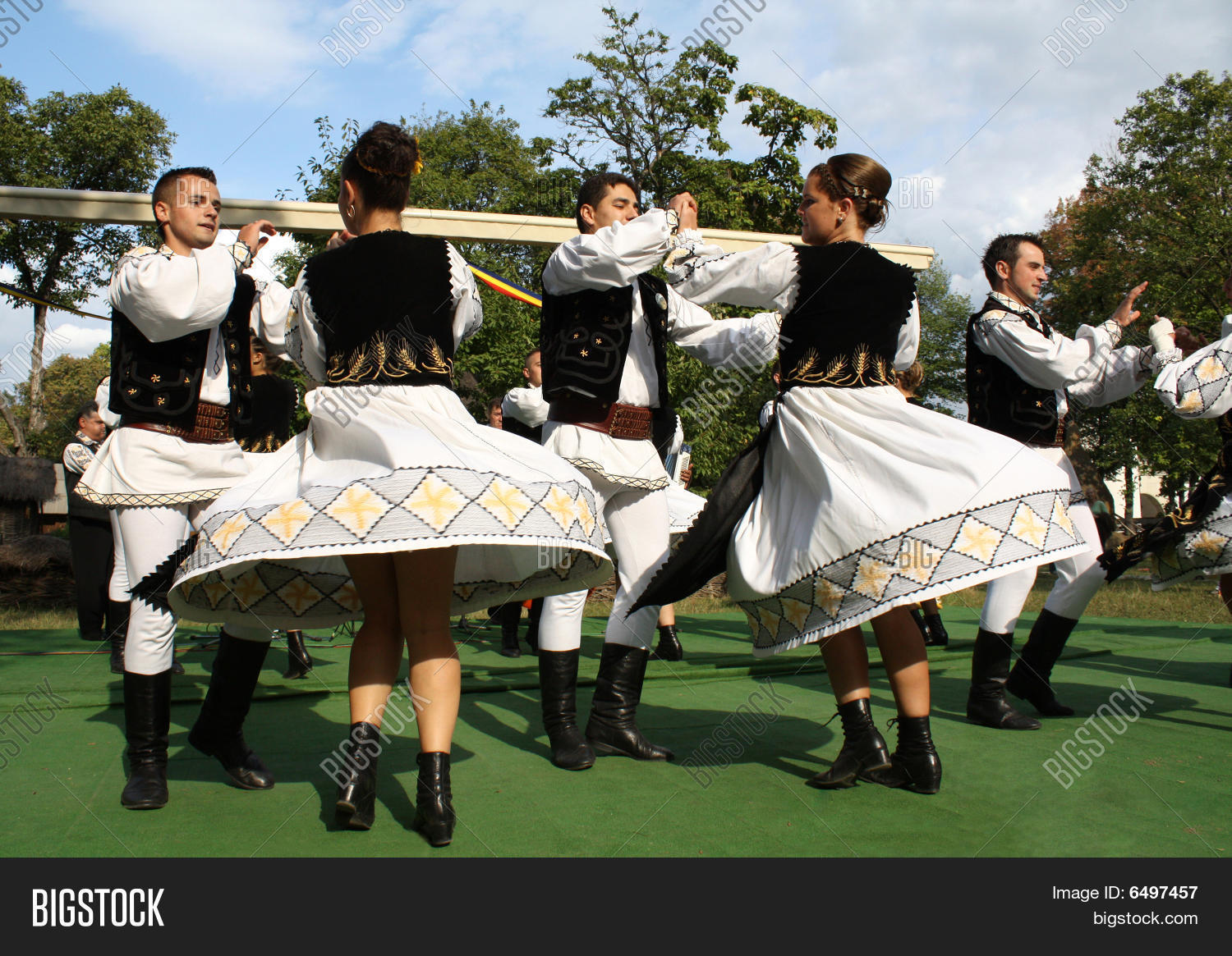 лимба ноастрэ в молдове. танец румынии. ансамбль игоря моисеева молдовеняска. румыния танцы. танец румынии.