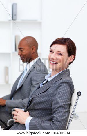 Muotokuva kaksi hymyillen monietnisen kollegansa