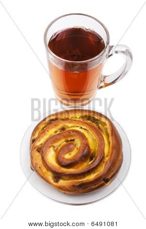 Schwarzer Tee und ein Brötchen