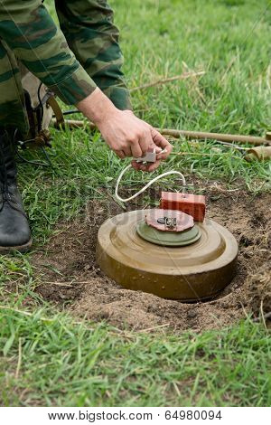 Minesweeper Is Preparing For A Mine Detonator