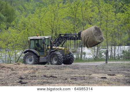 Tractor Driven Hay Feeder For Cattle