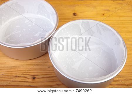 Cake Tins Wit Paper