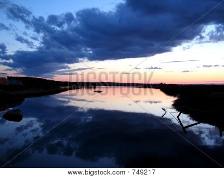 Himmel spiegelt sich in Wasser