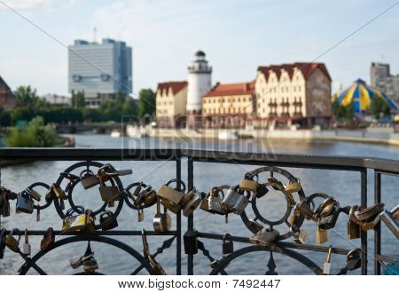 Kaliningrad. Królewca. Kłódki na moście. Wieś ryb