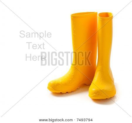 Rainboots giallo su bianco con copia spazio