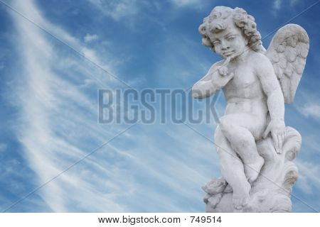 Anjo com céu entremeada