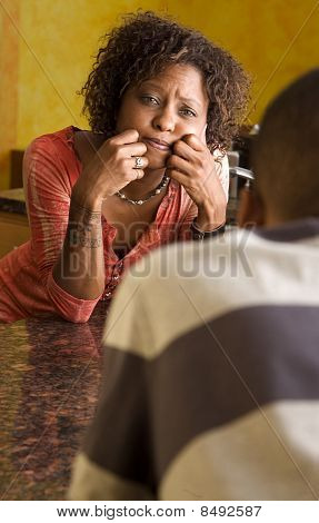 African-American paar Gespräche In der Küche