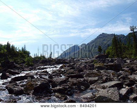 Fallen-Haus aus Steinen zwischen unten und durchschnittliche See Mult, Berg Altai 17