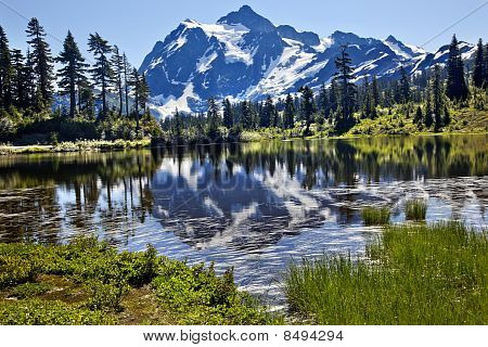 สะท้อนทะเลสาบภูเขา Shuksan รัฐวอชิงตัน
