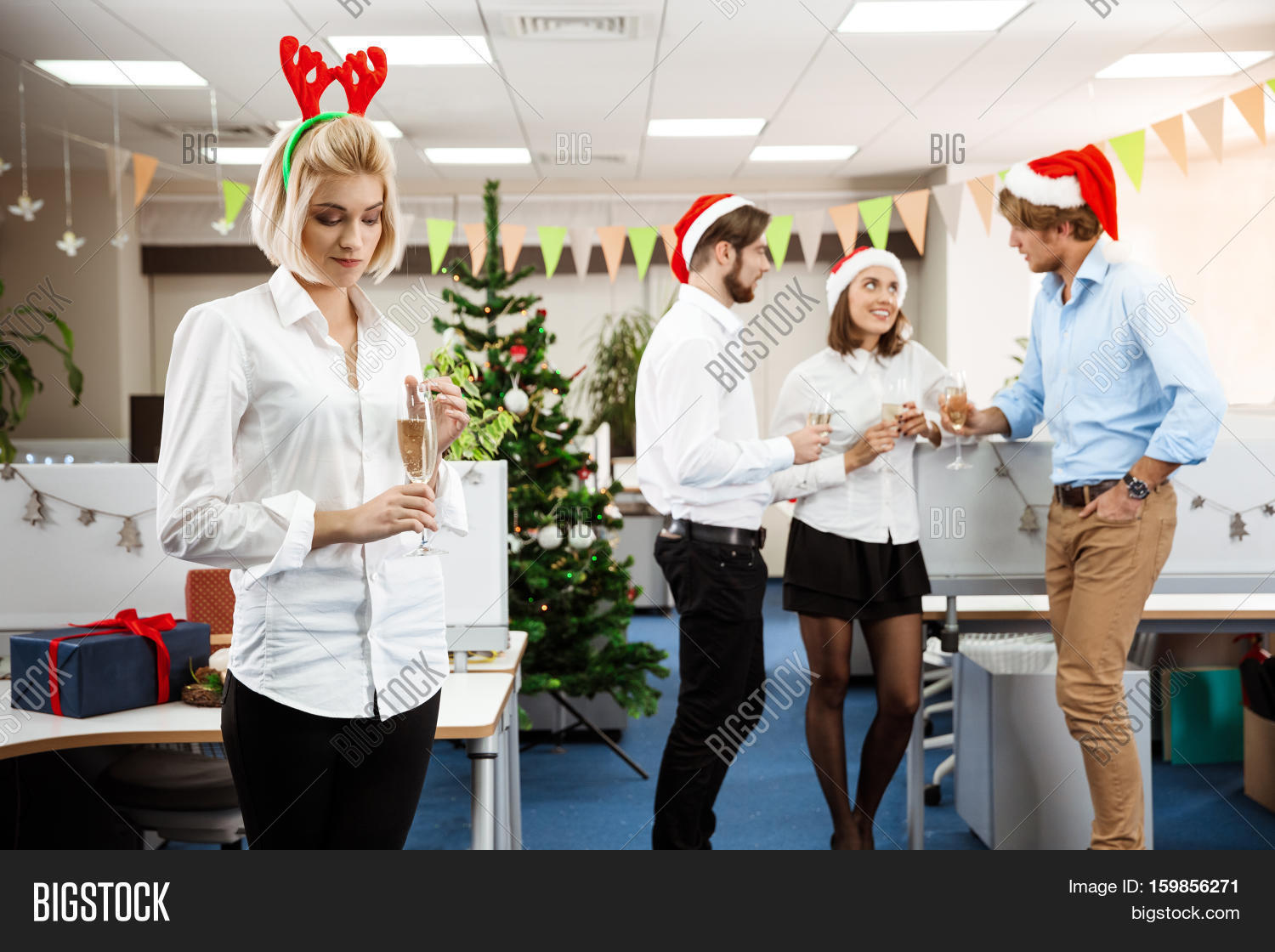 новый год в офисе шампанское. спишите зачеркните логически лишнее слово.